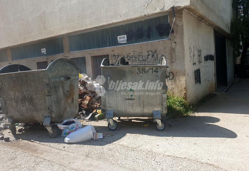 Zapaljeno smeće u mostarskom naselju Centar 2 - Mostar: Zapaljeno smeće na više lokacija