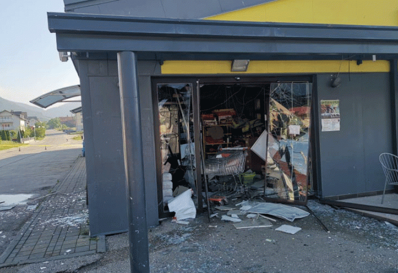 Eksplozivom raznijeli bankomat i uništili prednji dio prodajnog centra - Kupres: Eksplozivom raznijeli bankomat i uništili prednji dio prodajnog centra