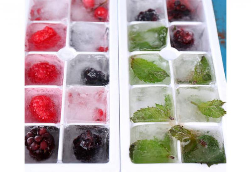 Ilustracija - Dodajte veselje vašoj vodi - Voćne ukusne i ukrasne kocke leda