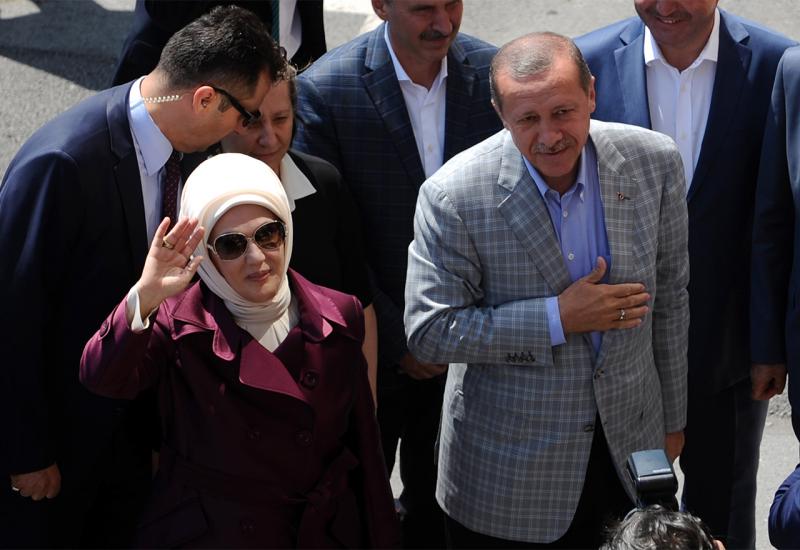 Tko je Erdoganova žena - hvali hareme i baca novac