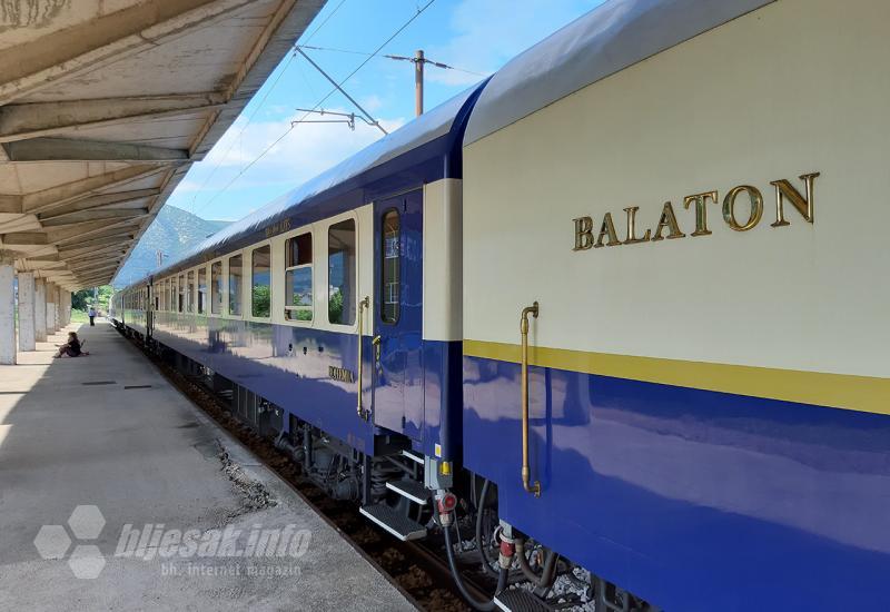 Turisti u Mostar pristižu i vlakom - Pročitajte više na: https://www.bljesak.info/lifestyle/flash/turisti-u-mostar-pristizu-i-vlakom/277728 - Mađari vlakom stigli u Mostar