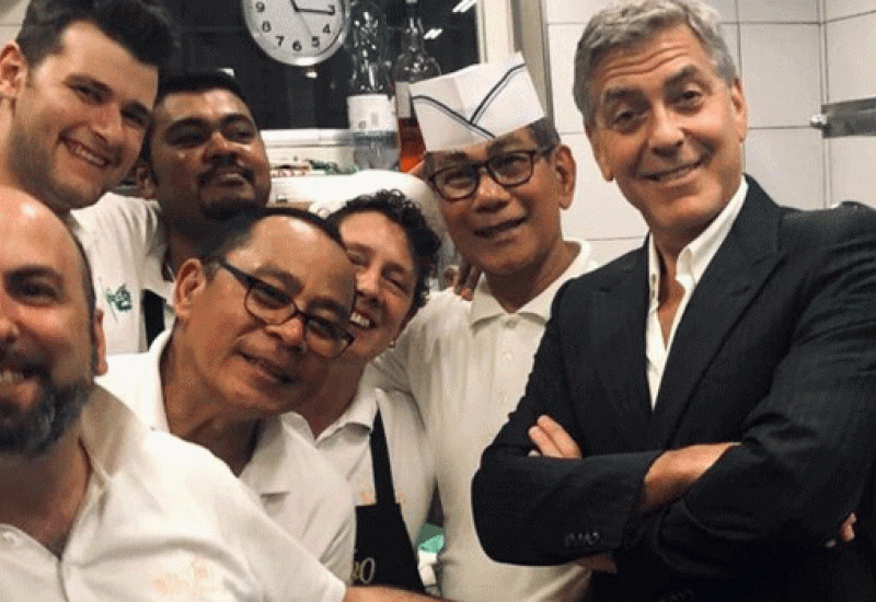 Sretan gost poslije večere  - George Clooney se nakon večere otišao zahvaliti ekipi u kuhinju