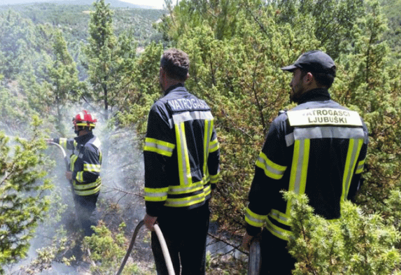 Vatrogasci se bore s požarom kod vodopada Kravica