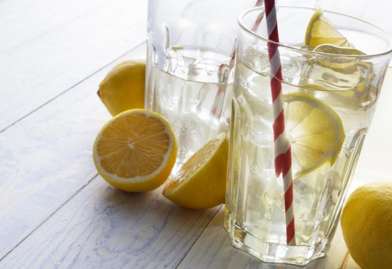 Voda sa limunom - Napravite sami osvježavajuću vodu s okusom 