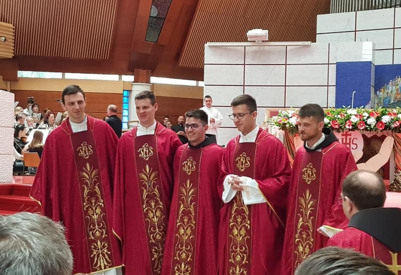 Zaređeno pet novih svećenika; papa Franjo čestitao biskupu Periću 50. godišnjicu ređenja