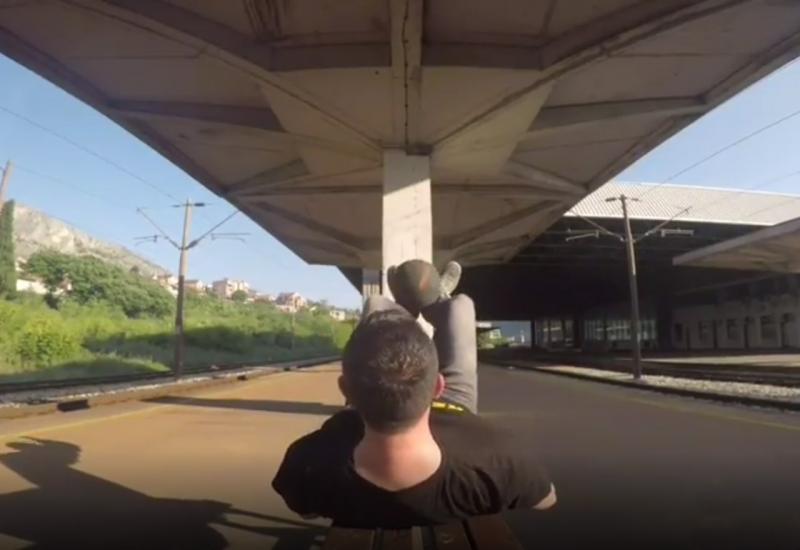 Samirov freesyle na kolodvoru - VIDEO | Kako se u Mostaru čeka vlak