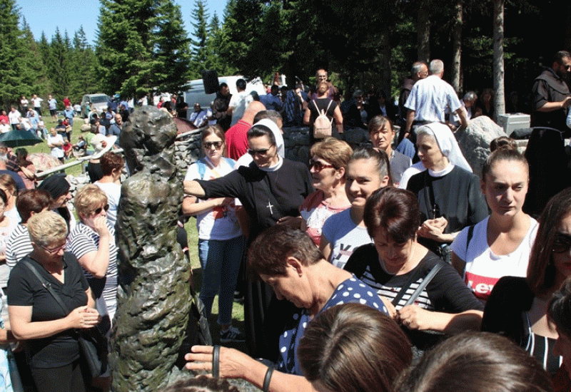 Mnoštvo vjernika na grobu Dive Grabovčeve - Preko 10.000 vjernika na Kedžari