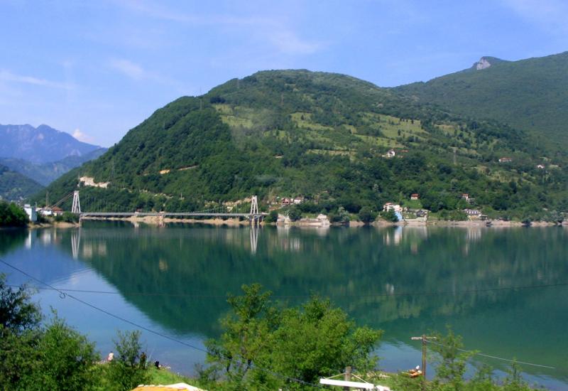 Spriječena katastrofa u Jablaničkom jezeru, otpad i dalje ostaje