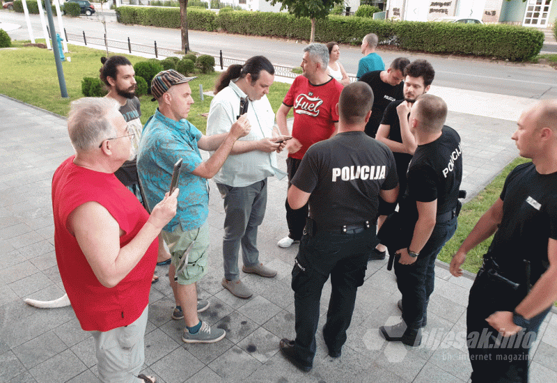 Desetak aktivista okupilo se ispred Gradske Uprave - Mostarac ponovo ostavio smeće ispred Vijećnice: Zaradio prekršajni nalog