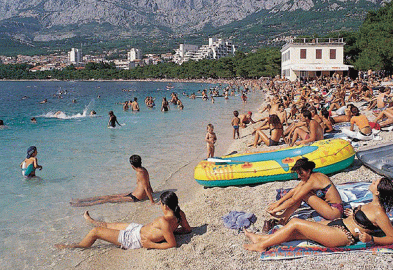 Plaža u Makarskoj - Lopovi haraju plažama, ovog vikenda prijavljeno pet krađa na hrvatskoj obali