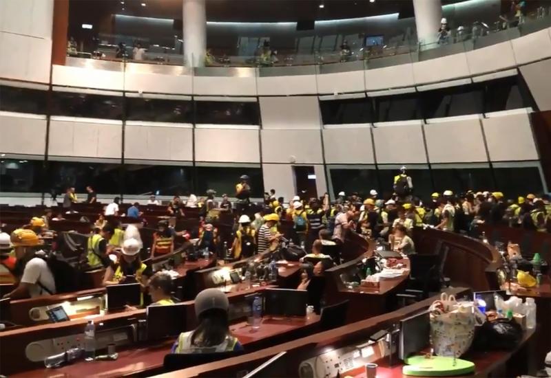 Prosvjednici u parlamentu - Hong Kong: Tisuće demonstranata upalo u zgradu Parlamenta 