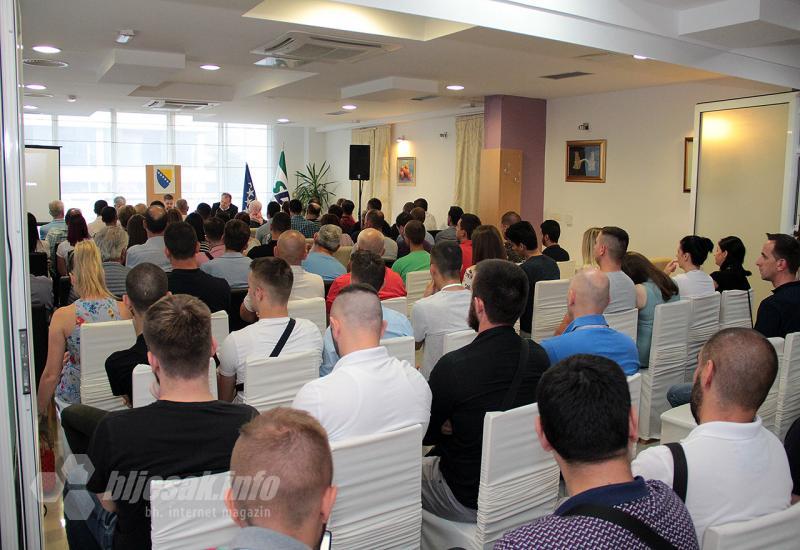 Detalj s tribine o genocidu - Mašović u Mostaru: Zločinci ne smiju biti heroji
