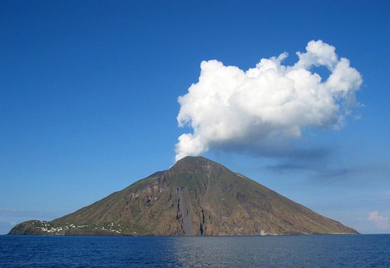Eruptirao vulkan na talijanskom otoku: Turisti se u panici bacali u more