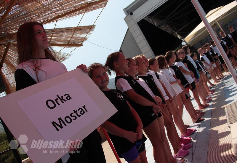 Detalj sa defilea natjecatelja - AUDIO | 370 plivača došlo u Mostar na Orka – Arena CUP 2019.