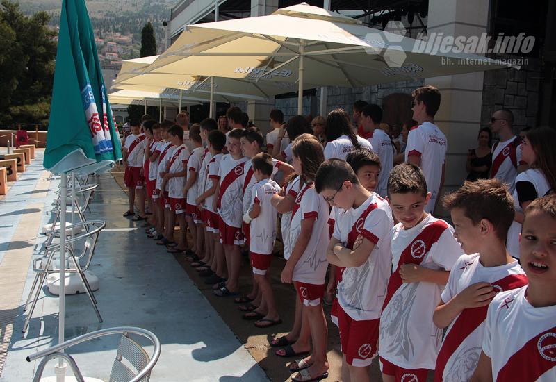 Detalj sa defilea natjecatelja - AUDIO | 370 plivača došlo u Mostar na Orka – Arena CUP 2019.