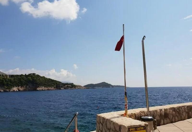 Crvena zastava - Onečišćeno more na plaži u Dubrovniku, istaknuta crvena zastava