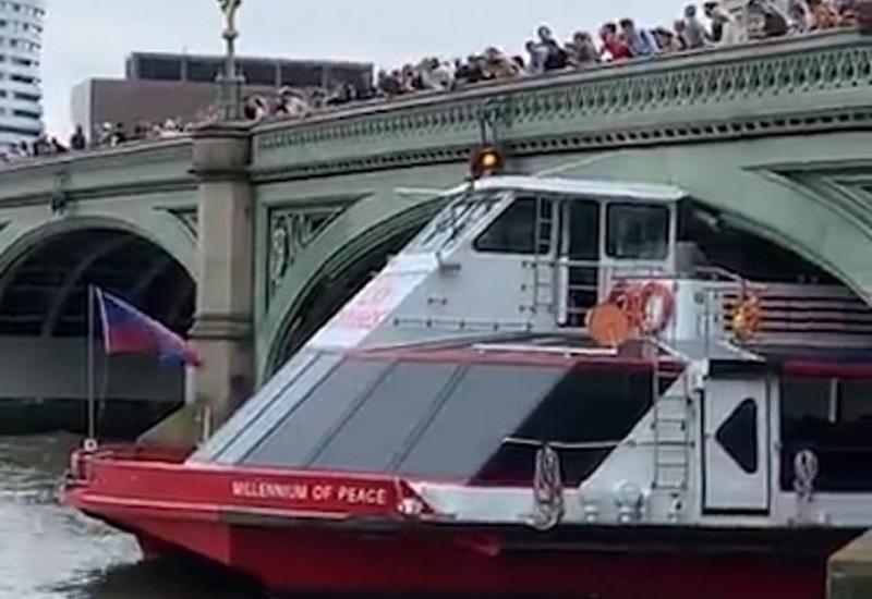 Brod prepun turista udario u Westminsterski most - Brod prepun turista udario u Westminsterski most
