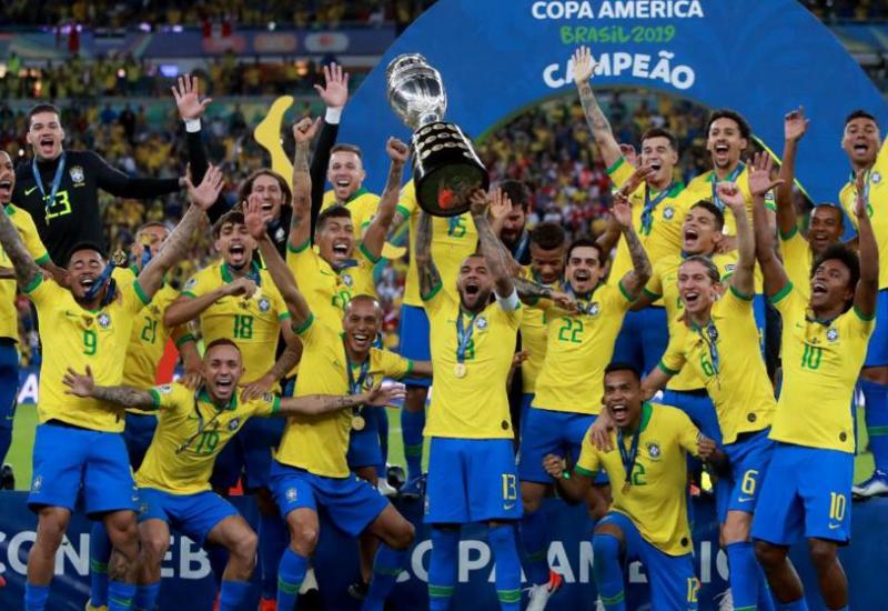 Nogometaši Brazila proslavljaju osvajanje Cope - Brazilci luduju nakon osvajanja devete titule prvaka Južne Amerike