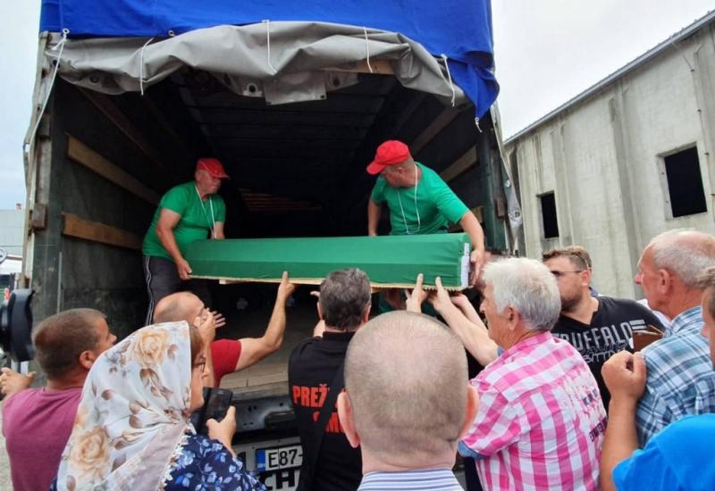 Sanduci s posmrtnim ostacima 33 žrtve genocida stigli u Potočare
