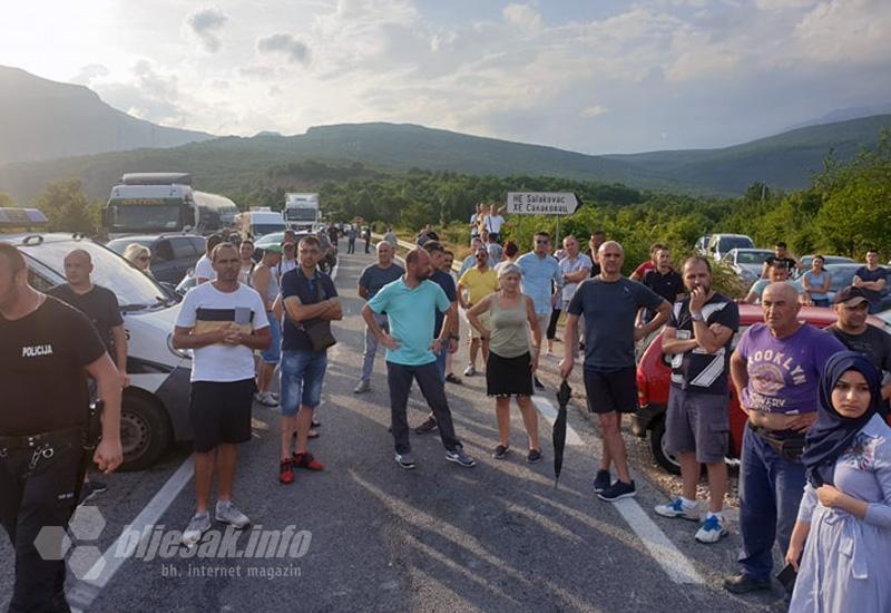 Putnici čekaju deblokadu prometa u Salakovcu - Ovako izgleda kolona u Salakovcu snimljena iz zraka