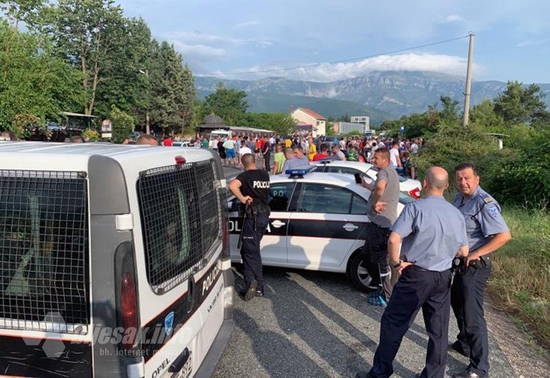 Policija na prosvjedima radnika Aluminija na magistralnoj cesti M-17 - Pojedini mediji lažnim vijestima prizivaju sukobe u Mostaru