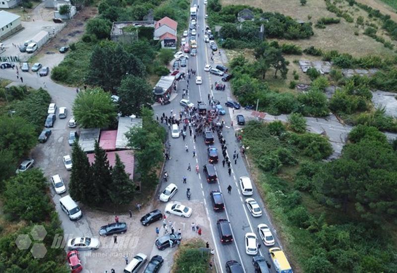 Dolazak specijalaca snimljen iz zraka - Specijalci deblokirali magistralnu cestu u Salakovcu