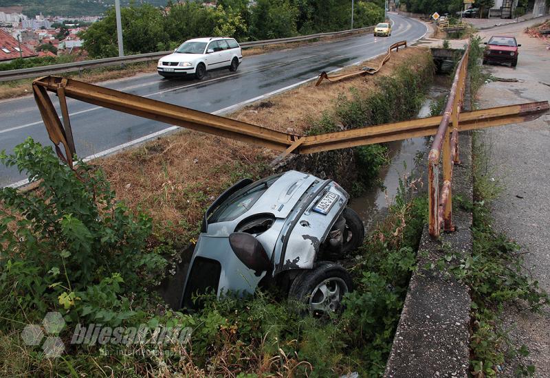 Mostar: Autom izletio s magistrale i završio u kanalu