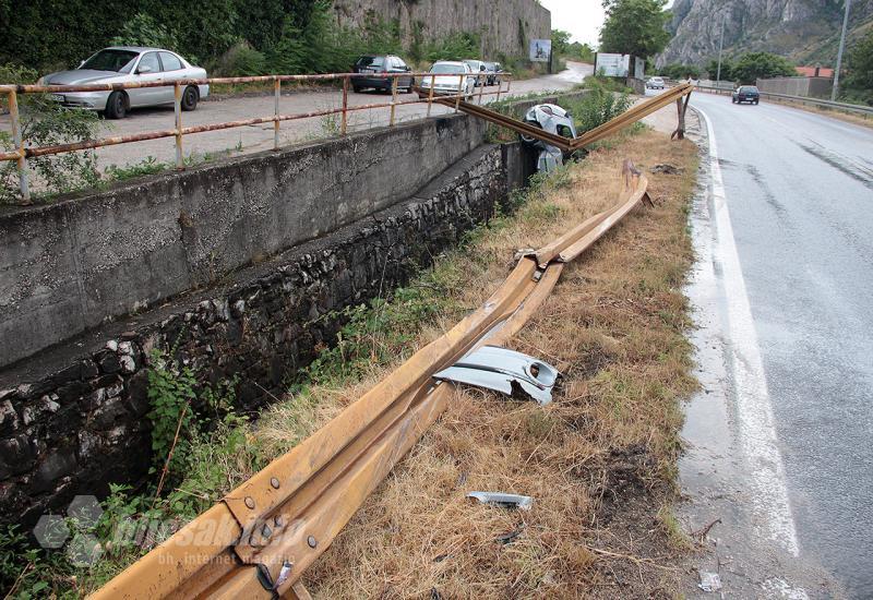 Mostar: Autom izletio s magistrale i završio u kanalu