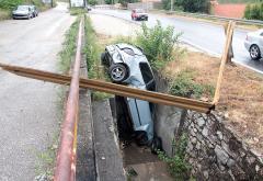 Mostar: Autom izletio s magistrale i završio u kanalu