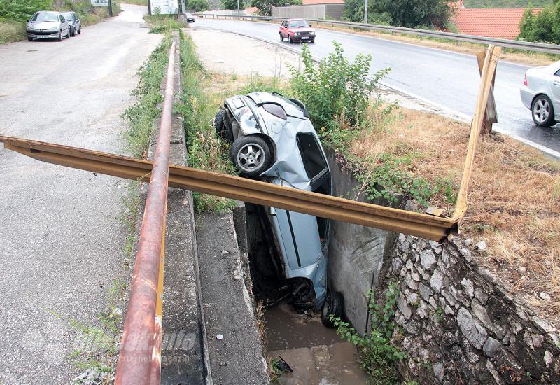 Mostar: Autom izletio s magistrale i završio u kanalu