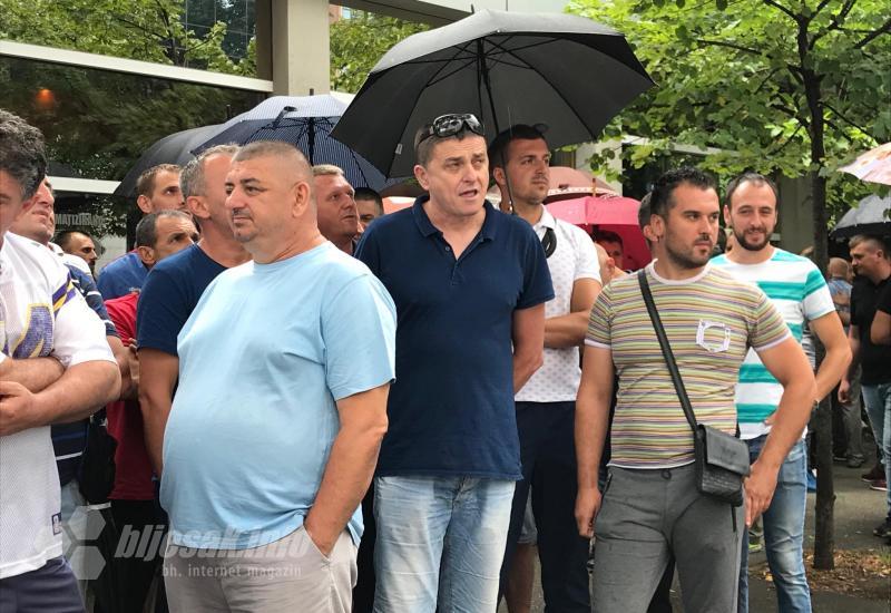 Radnici pred zgradom HDZ-a u Mostaru - Radnici pred strankom: Pirotehnika i specijalci