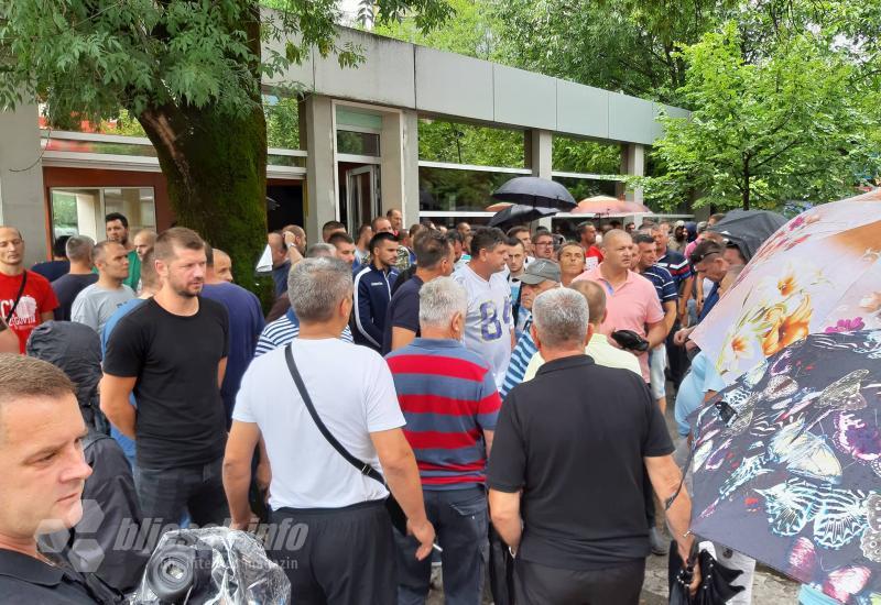 Radnici pred zgradom HDZ-a u Mostaru - Radnik Aluminija pokidao člansku iskaznicu HDZ-a BiH