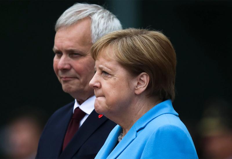 Merkel se treći put tresla, opet tijekom izvođenja himni