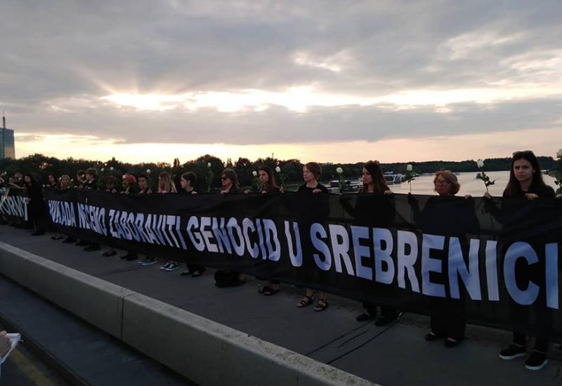 Transparent u Beogradu: Nikada nećemo zaboraviti genocid u Srebrenici
