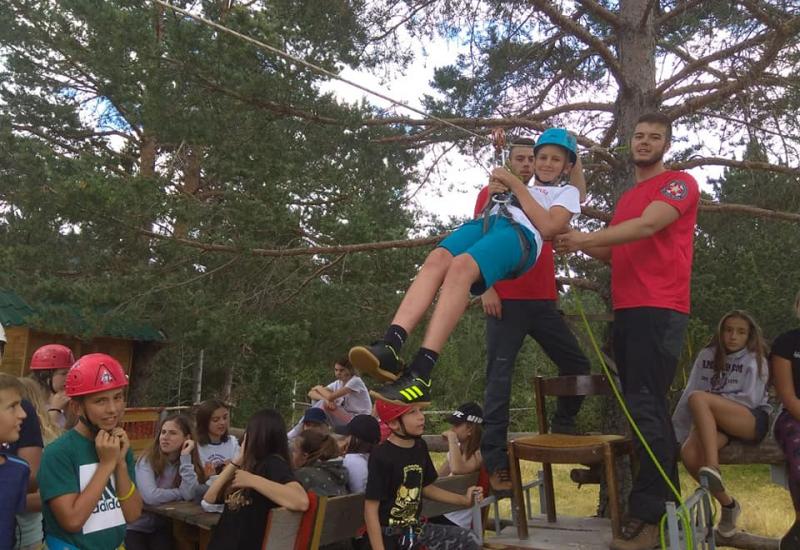 Gosti iznenađenja - ekipa iz GSS Široki Brijeg  - Ovo je priča o Zelenkapici – Ljetnom kampu u koji se djeca rado vraćaju