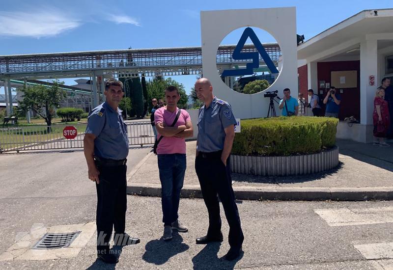 Policija na kapiji Aluminija - Svijeće, lopovi i ponosna Hercegovina: Prosvjed pred zgradom HDZ-a