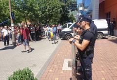 Svijeće, povici lopove i ponosna Hercegovina: Prosvjed pred zgradom HDZ-a