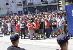 Svijeće, povici lopove i ponosna Hercegovina: Prosvjed pred zgradom HDZ-a