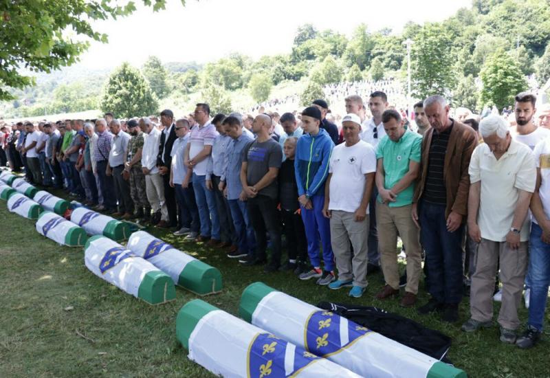 Klanjana dženaza namaz i obavljen ukop 33 žrtve genocida u Srebrenici - Klanjana dženaza namaz i obavljen ukop 33 žrtve genocida u Srebrenici