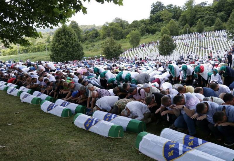 Klanjana dženaza namaz i obavljen ukop 33 žrtve genocida u Srebrenici - Klanjana dženaza namaz i obavljen ukop 33 žrtve genocida u Srebrenici