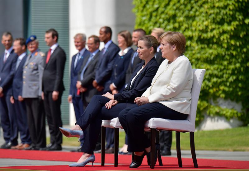 Tijekom intoniranja himne: Merkel ovaj put sjedila