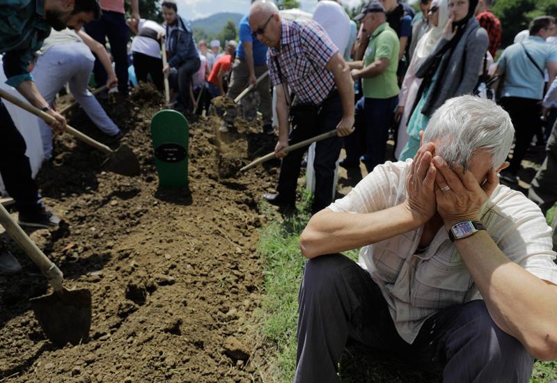 Mezarje Memorijalnog centra Srebrenica - Potočari - U Potočarima ukopana i Šaha Cvrk sa sinom Rešidom 