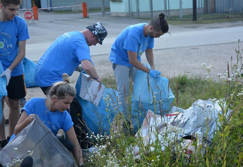 Volonteri očistili kompleks Memorijalnog centra u Potočarima
