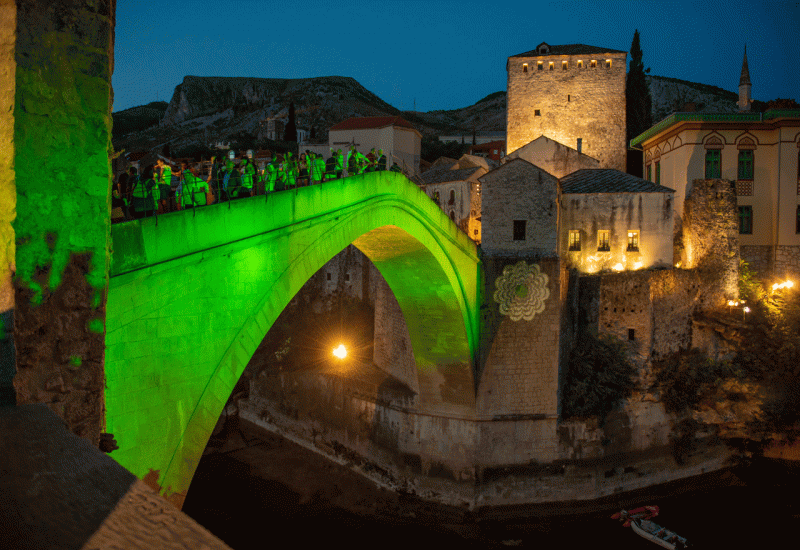 Stari Most odao počast žrtvama Srebrenice - Cvijet Srebrenice zasjao na Starom Mostu