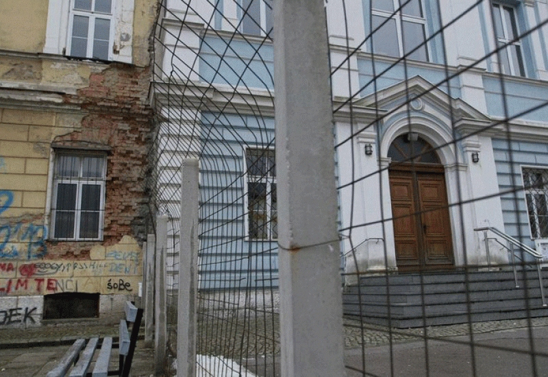 Dvije strane priče: Zašto je zapravo srušena ograda između škola u Travniku?