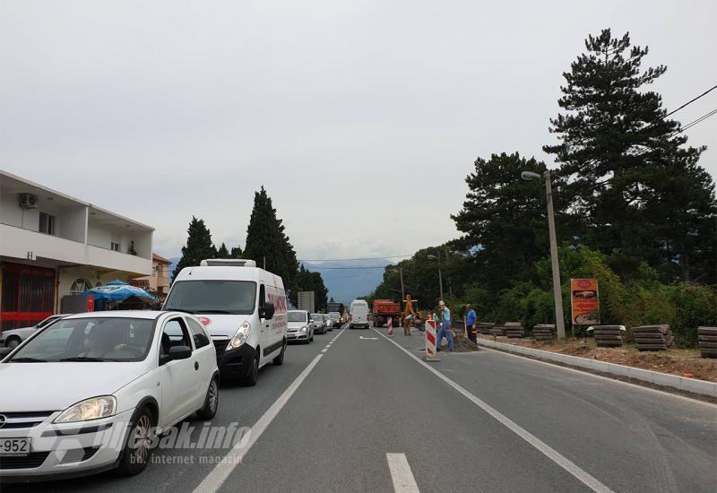 Velika kolona na sjevernom izlazu iz Mostara - Velika kolona zbog sudara više automobila u  Vrapčićima