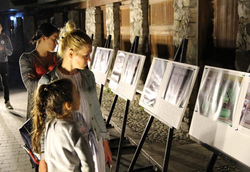 Detalj sa večeri sjećanja na Srebrenicu - Konjic odao počast žrtvama u Srebrenici