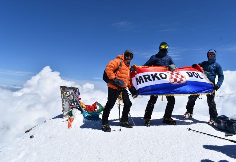 Zastava Herceg-Bosne s natpisom Mrkodol na vrhu Elbrus - Duvanjski alpinist osvojio najviši vrh Europe