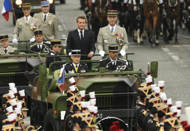 Macron na čelu vojne parade na Champs-Elyseesu