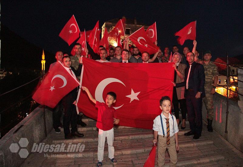 Detalj straže za demokraciju - Turska opet na Starom mostu